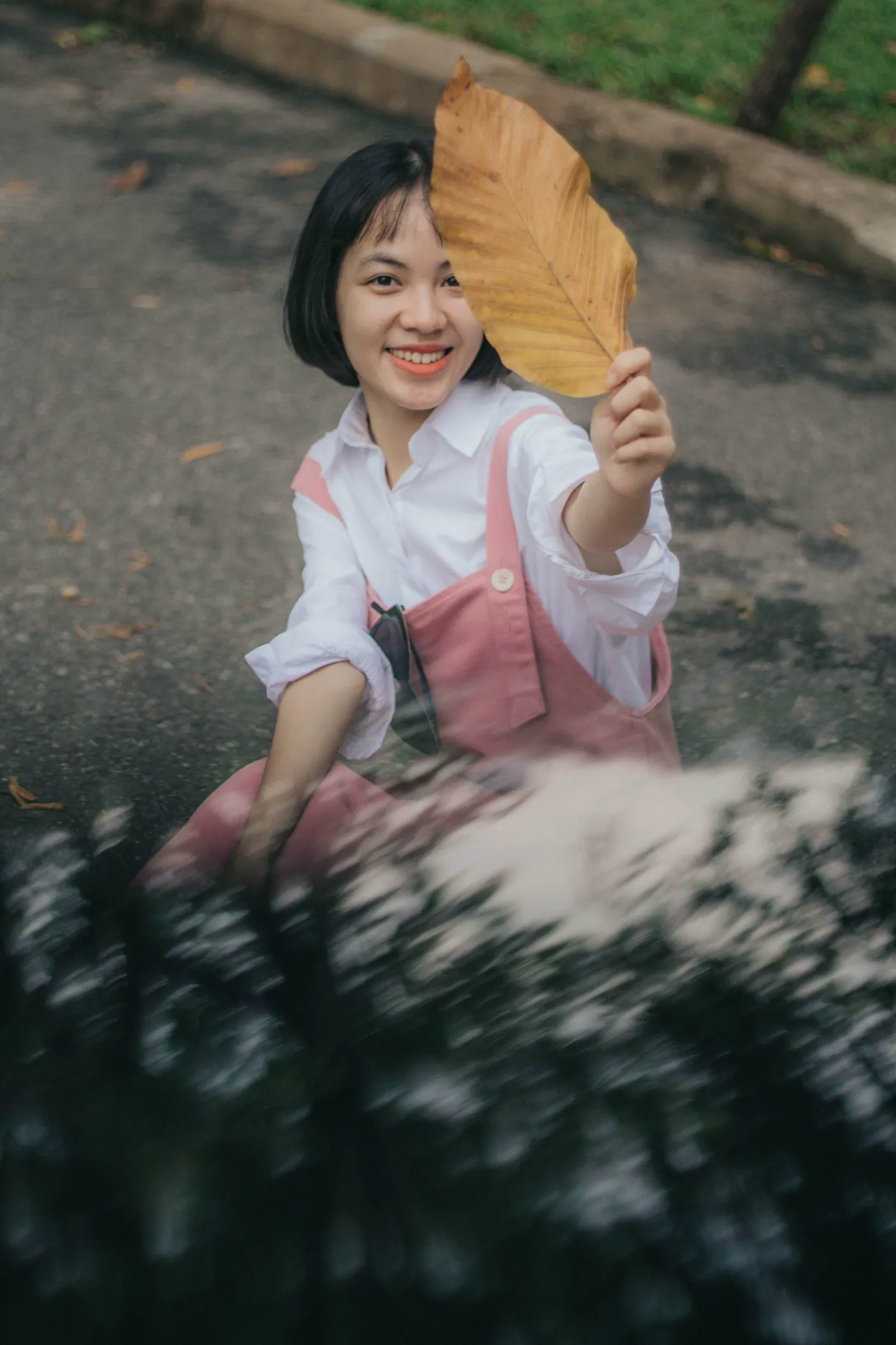 孩子趴在书桌上无精打采